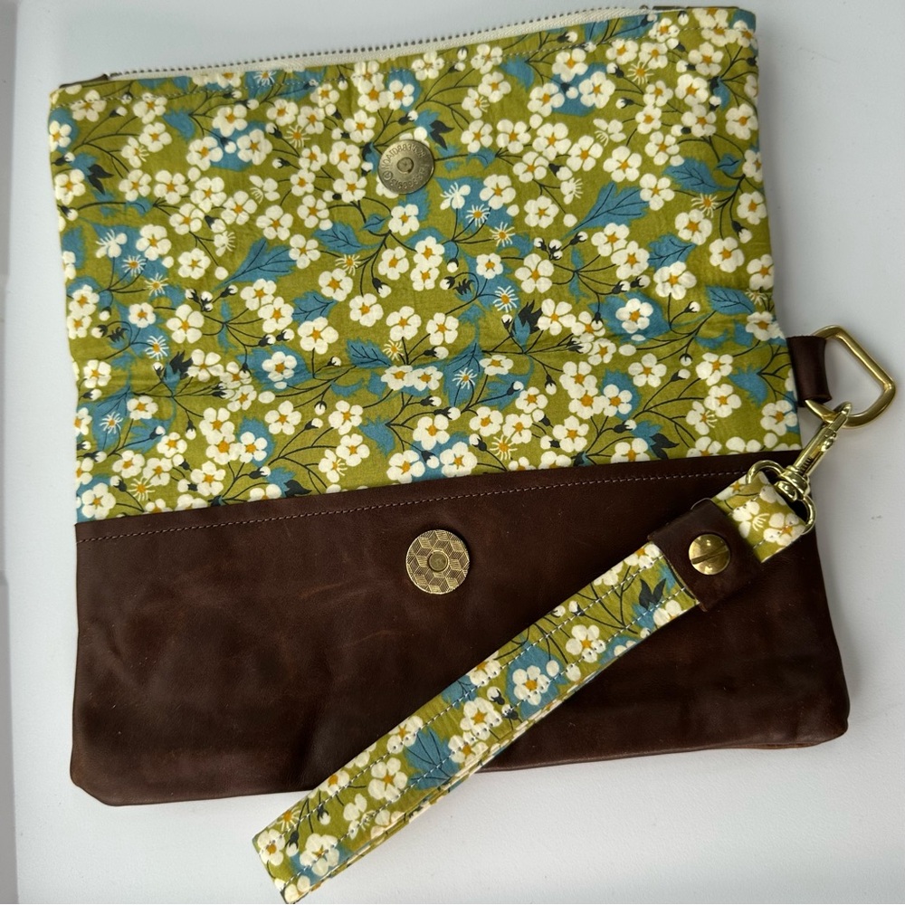 Handmade Durable WRISTLET Clutch 9” X 5” Soft LEATHER & CLOTH Dogwood Floral USA - Picture 3 of 10
